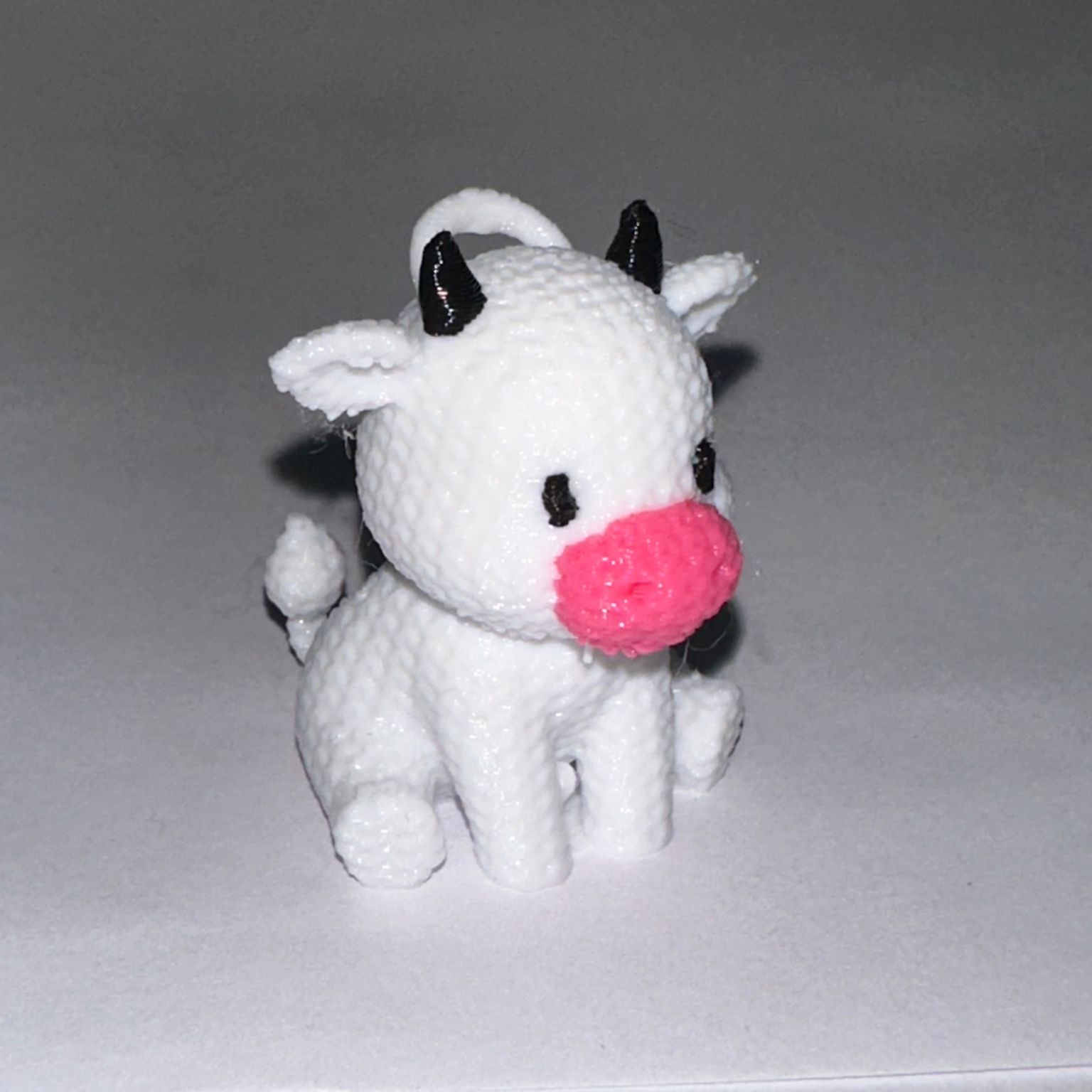 TATLI OTURAN İNEK ÖRGÜ ANAHTARLIK